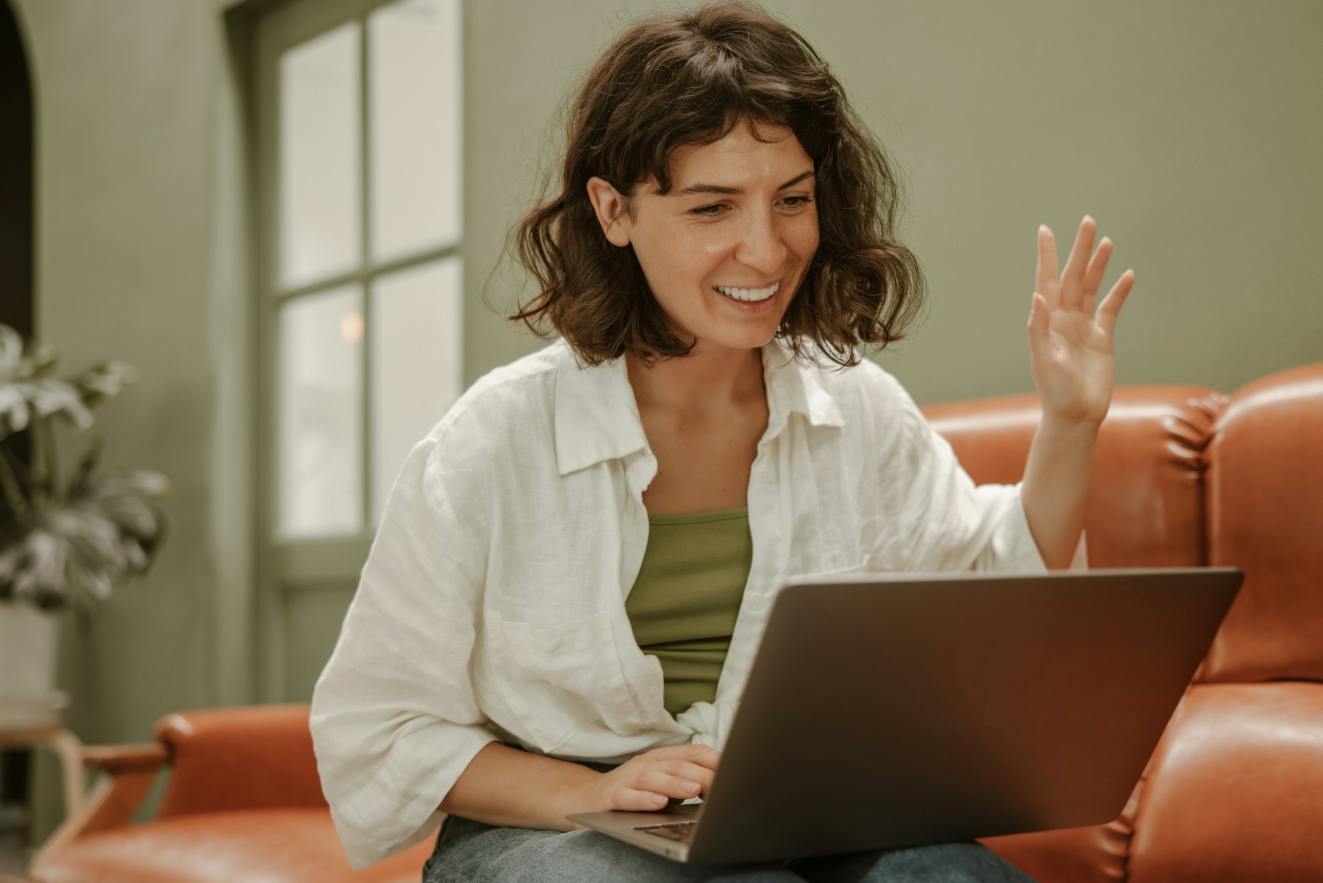 virtuelle-weg-versammlung-frau-laptop virtuelle-weg-versammlung-frau-laptop